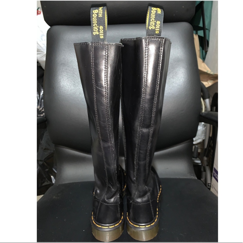 Dr. Martens 1B60 20 hole boots womens